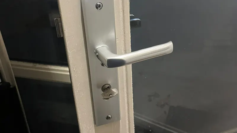 Nieuw veiligheidsbeslag met sleutel in de cilinder