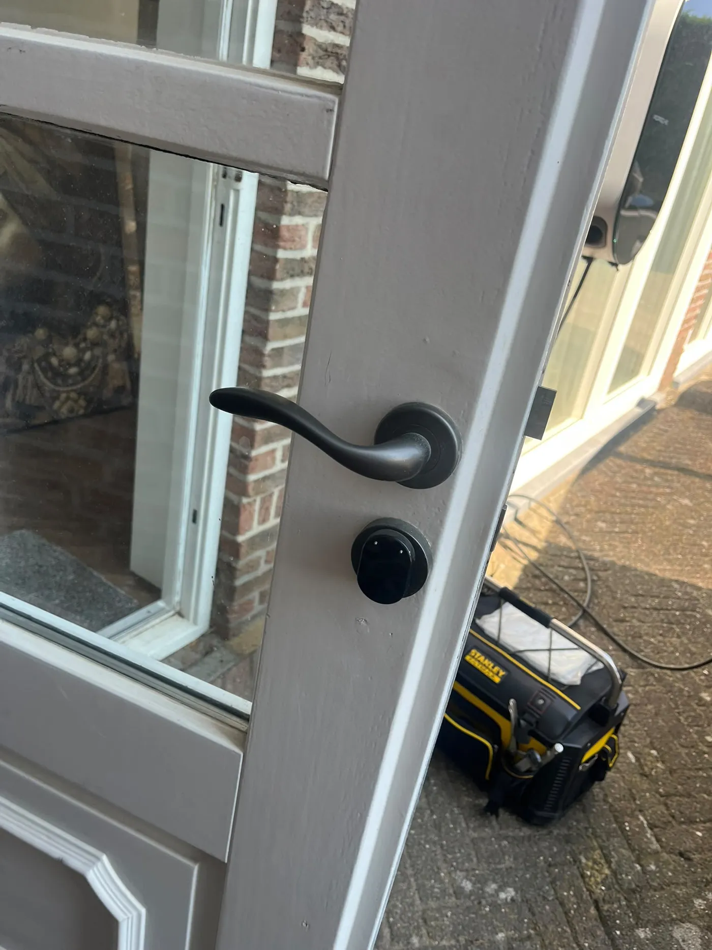 Nieuw beslag op een kunststof deur met glas